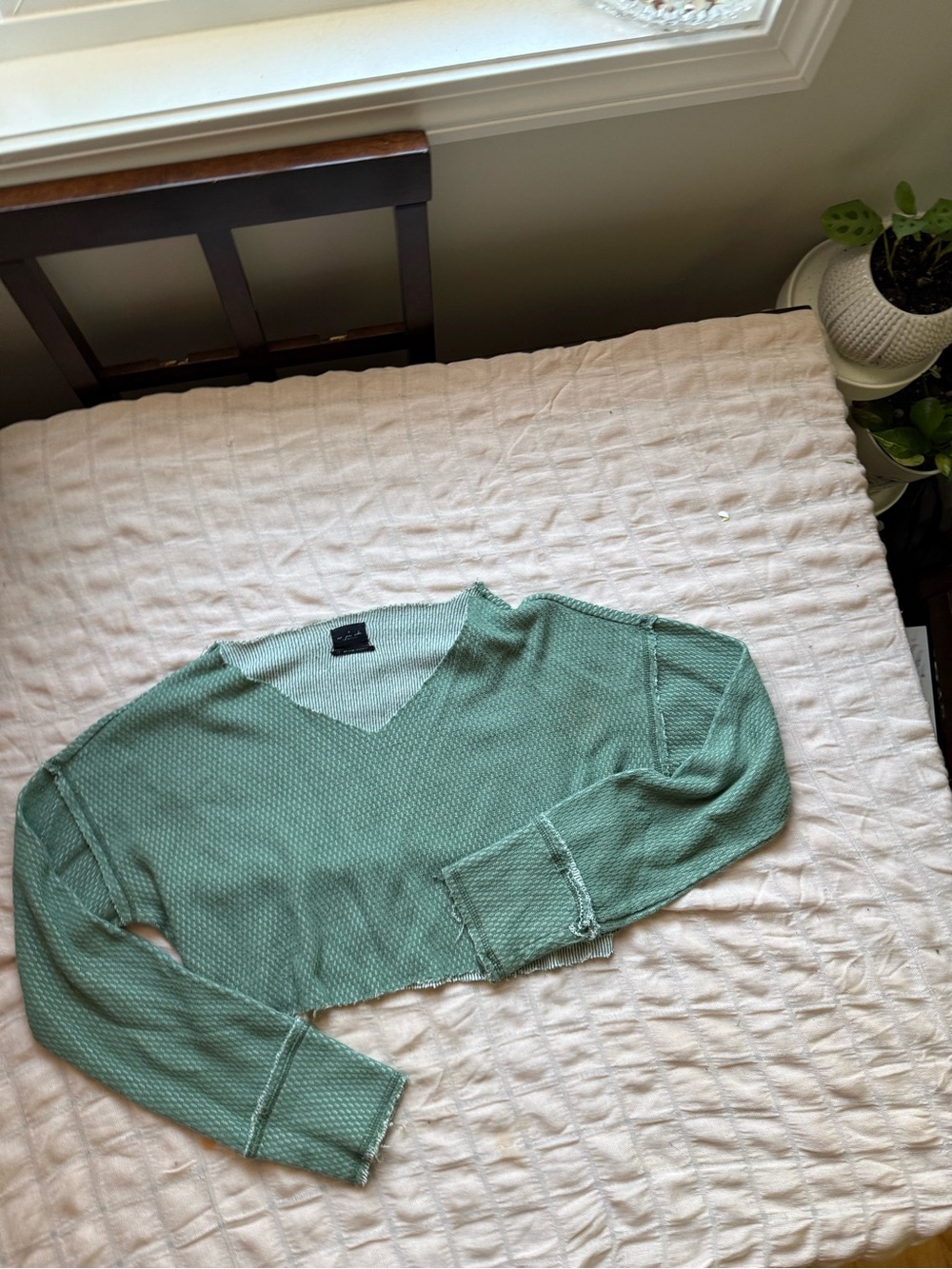 Urban Outfitters Mint Green Cropped V-Neck Knit Top - Picture 5 of 6